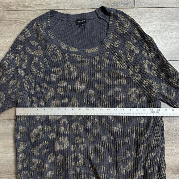 Torrid 1 Womens Plus 1X Animal Metallic Gold Print Gray Sweater - Picture 5 of 6
